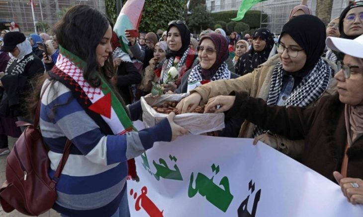 مسيرات في عدة مدن وتوزيع الحلوى والتمور ابتهاجا باتفاق غزة